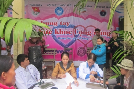 Khám, cấp phát thuốc chữa bệnh miễn phí cho nhân nhân xã Sơn Mai (Hương Sơn)